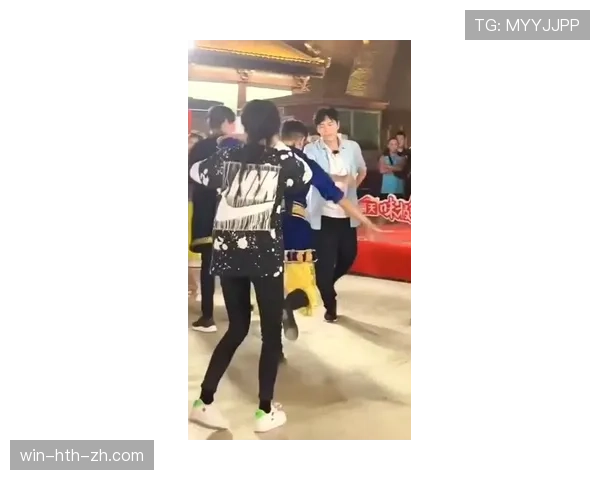 余依婷居然穿着运动服偷偷逛奢侈品店？这反差也太大了吧！