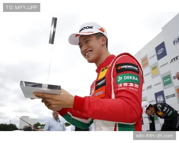 周冠宇赛后直接瘫在椅子上啃能量棒，这F1车手的日常补给也太朴素了吧？