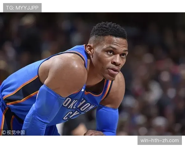 拉塞尔·韦斯特布鲁克的机场照，西装比我家客厅还值钱