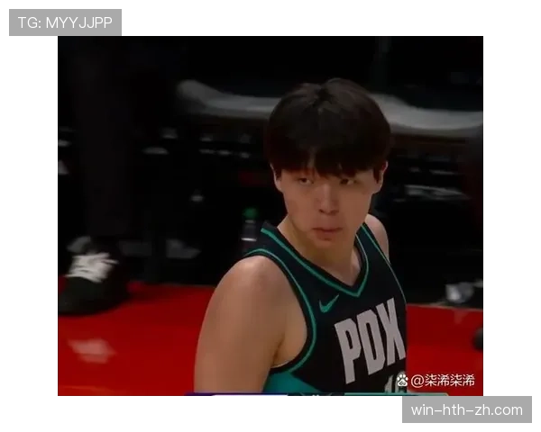 杨瀚森上半场稳得像班长，下了场突然开启贵族模式，反差太刺激了