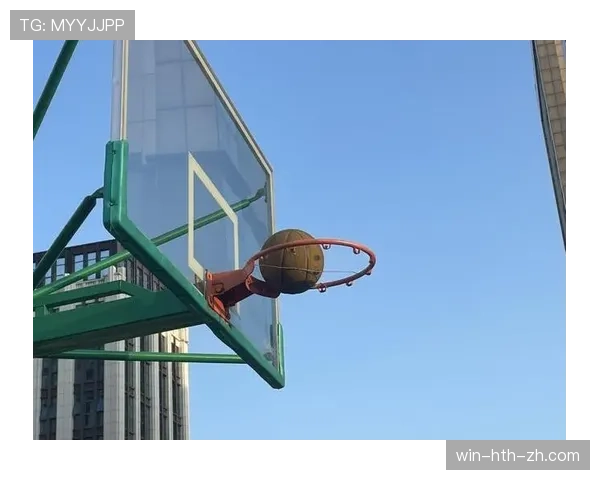 球卡在篮筐上如何处理？解读球卡篮筐规则的判定与判罚